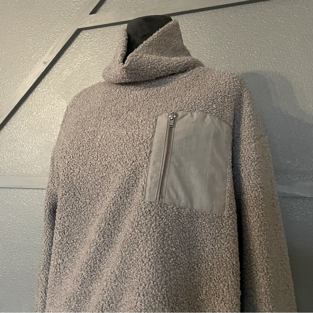 Wallflower women’s cropped sweater with outside pocket. Grey size M. NWT!
